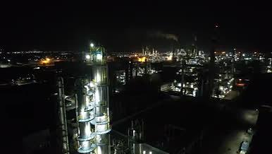 无人机航拍工厂夜景灯塔近景环绕视频的预览图